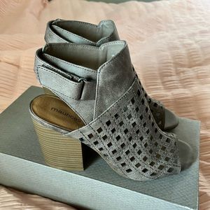 NIB Maurice’s Jordan Velcro block heel sandals in taupe - size 9